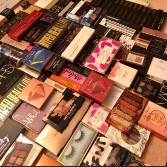 βΌοΈNEWβΌοΈ LUXURY MAKEUP MYSTERY BOX - Picture 2 of 8